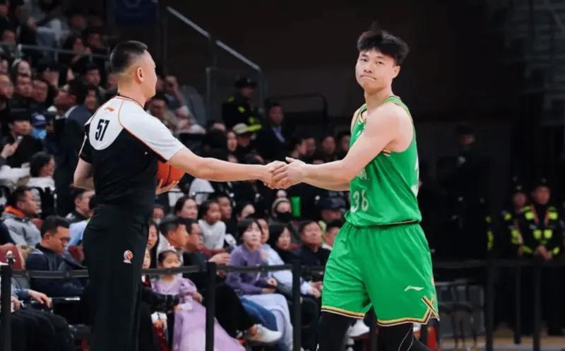 必赢体育官方入口-击败新疆2将回暖太及时！鄢手骐全面输出，哈维精准三分增加轮换